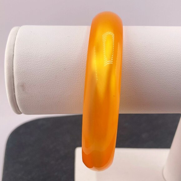 VINTAGE Dark golden yellow moonglow plastic bangle bracelet 1950s 1960s jewelry - Picture 3 of 6